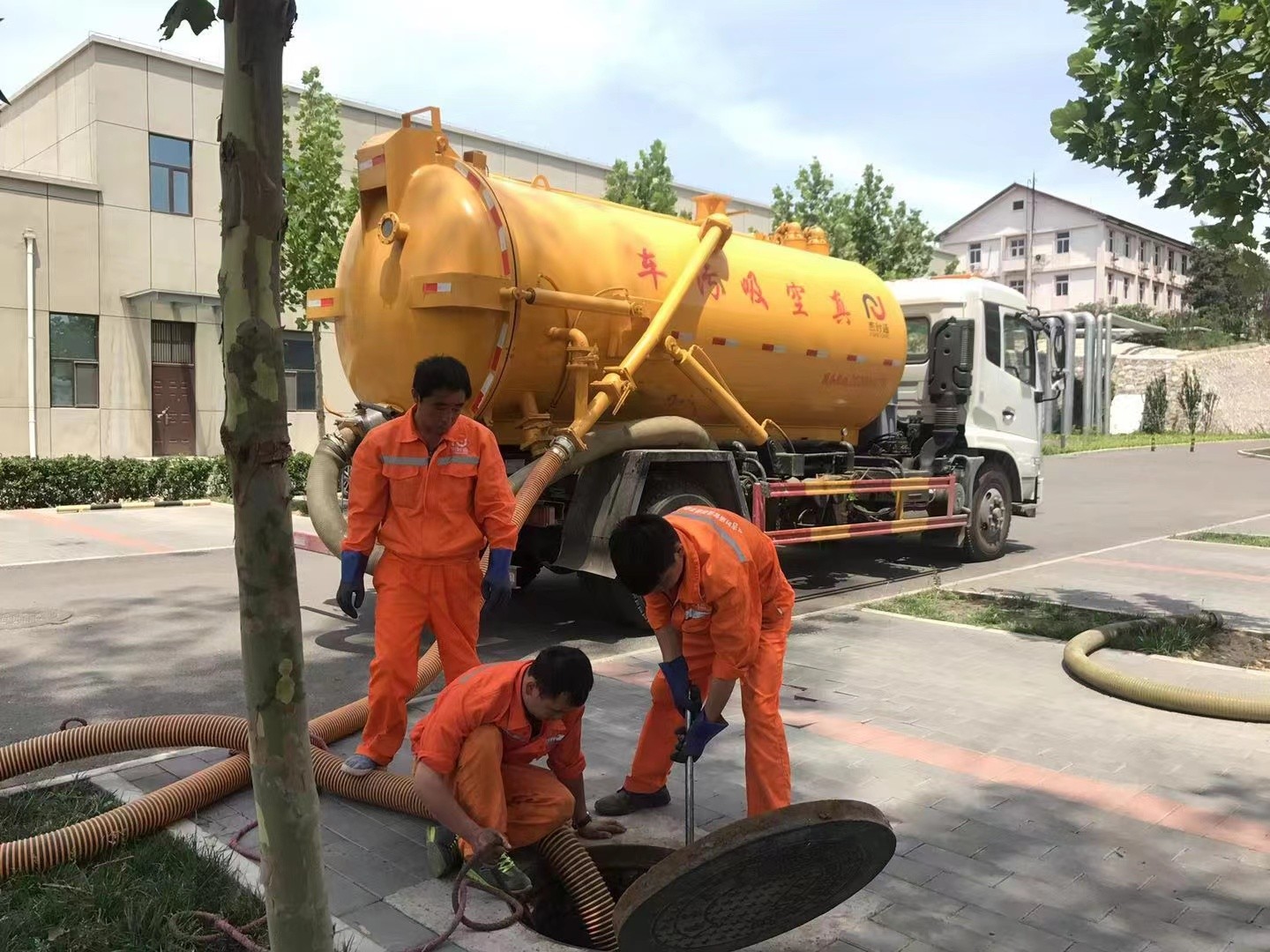 三乡管道疏通车停在窨井附近