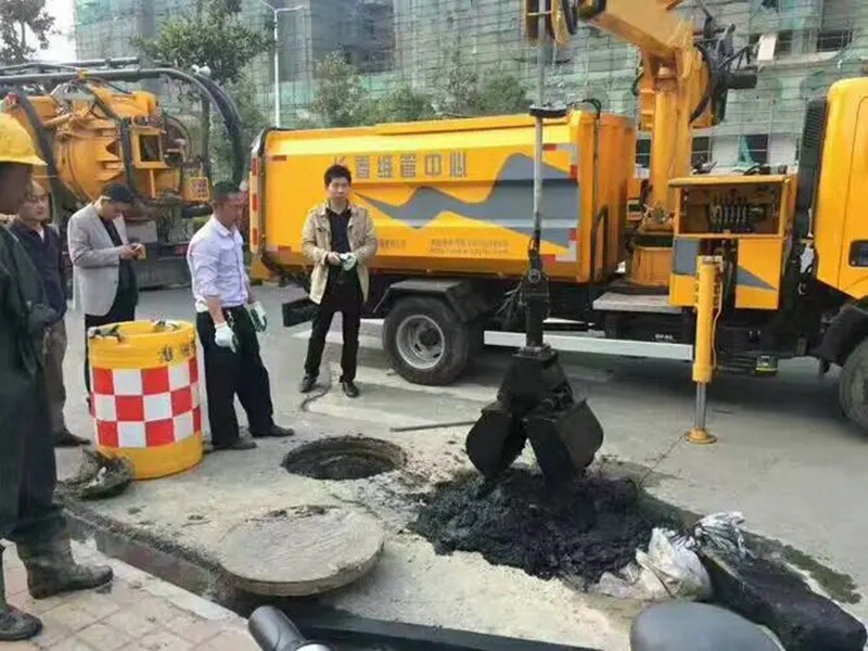 三乡街道：网格员化身“清道夫”，为民解忧疏通“堵心”化粪池