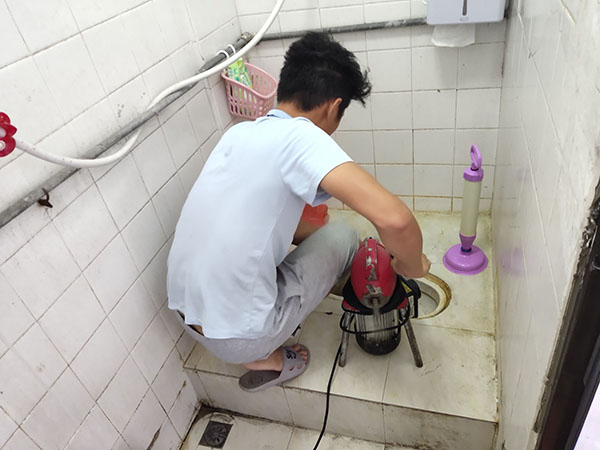 三乡肥皂掉到马桶里把马桶堵住了怎么办？马桶堵住了怎么办